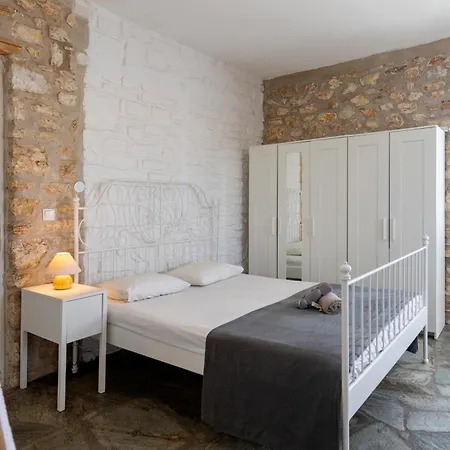 فيلة Alenia Paros Alikí